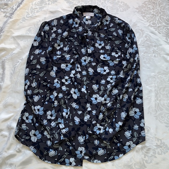 🔥LAST CHANCE 2/$15🔥 LOFT Grey and blue flowered blouse - Picture 1 of 6